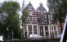 Schilderwerk aan grachtenpanden in amsterdam