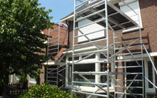 schilderwerk aan stenen woning